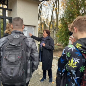 Uczniowie ZS14 z wizytą na Starych Powązkach